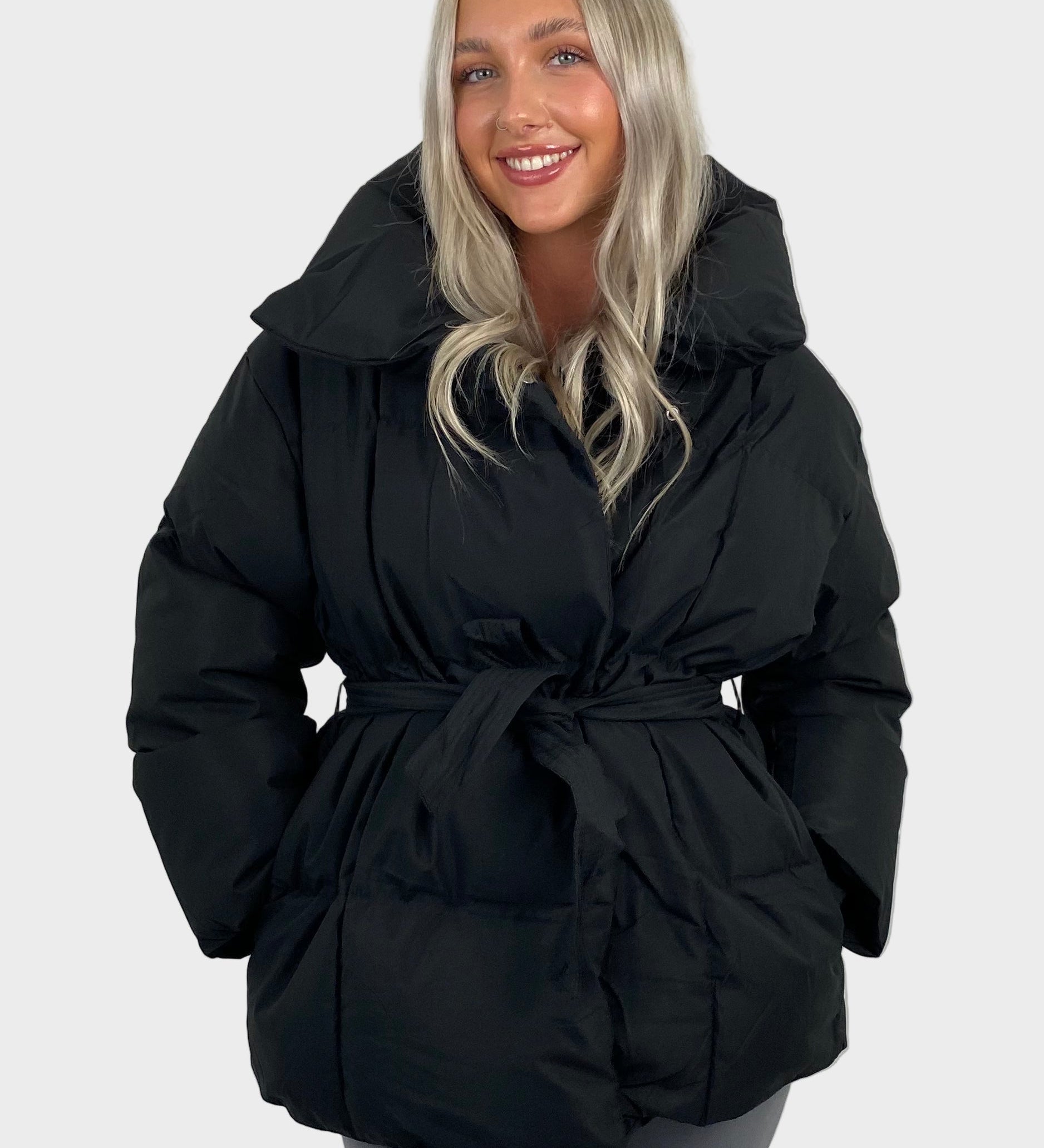 MAJA - Krátká puffer bunda s páskem